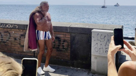 Francesco Paolantoni in pelliccia sul lungomare di Napoli, a Ferragosto
