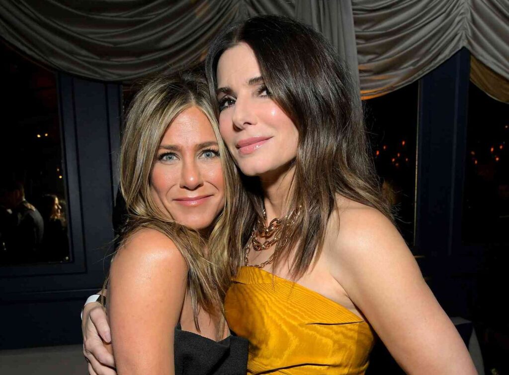 Jennifer Aniston e Sandra Bullock: la loro amicizia oltre le rivalità di Hollywood, tra cene, stalker e la paura di volare Jennifer Aniston e Sandra Bullock