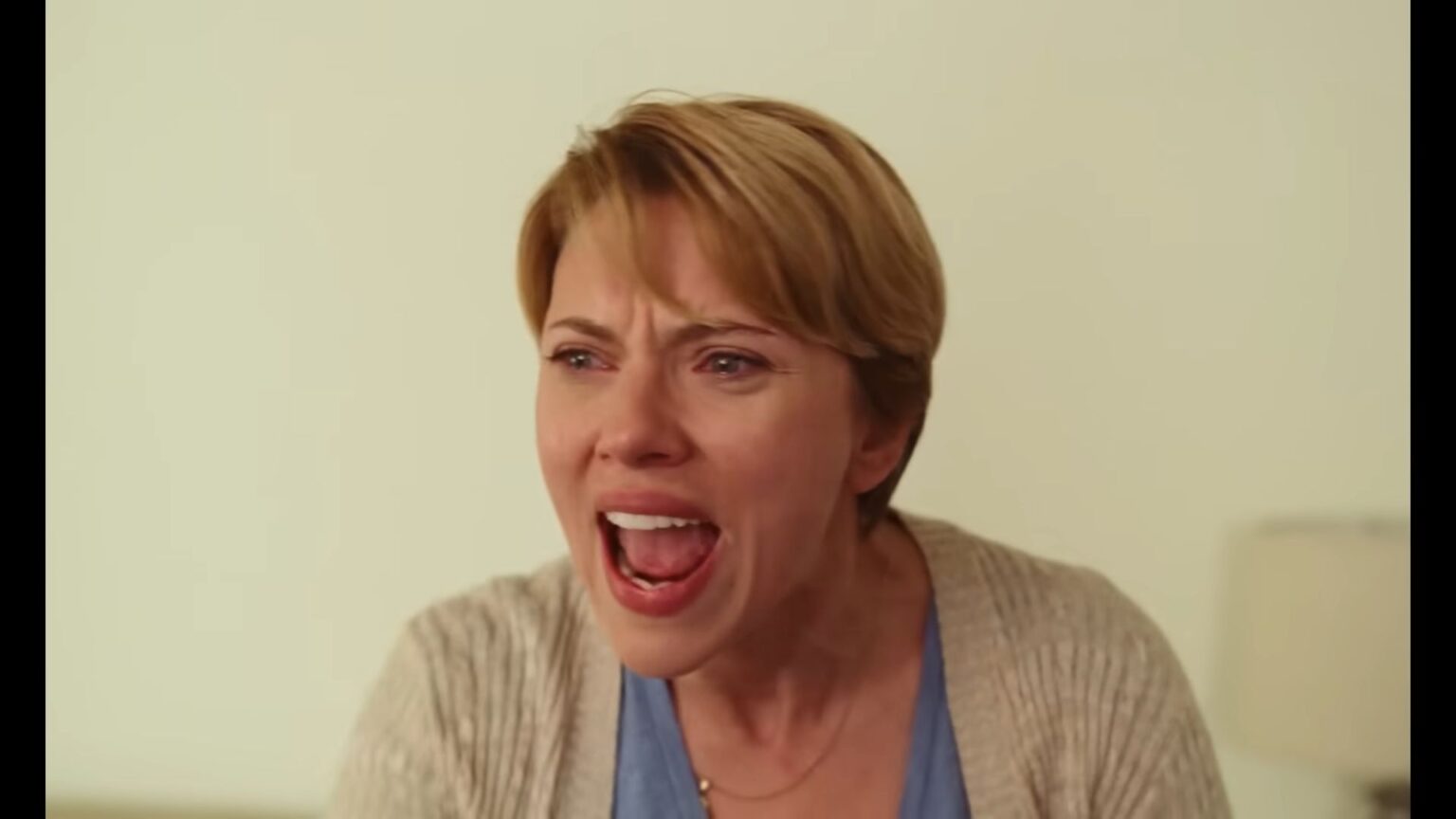 Scarett Johansson grida in una scena di Marriage Story