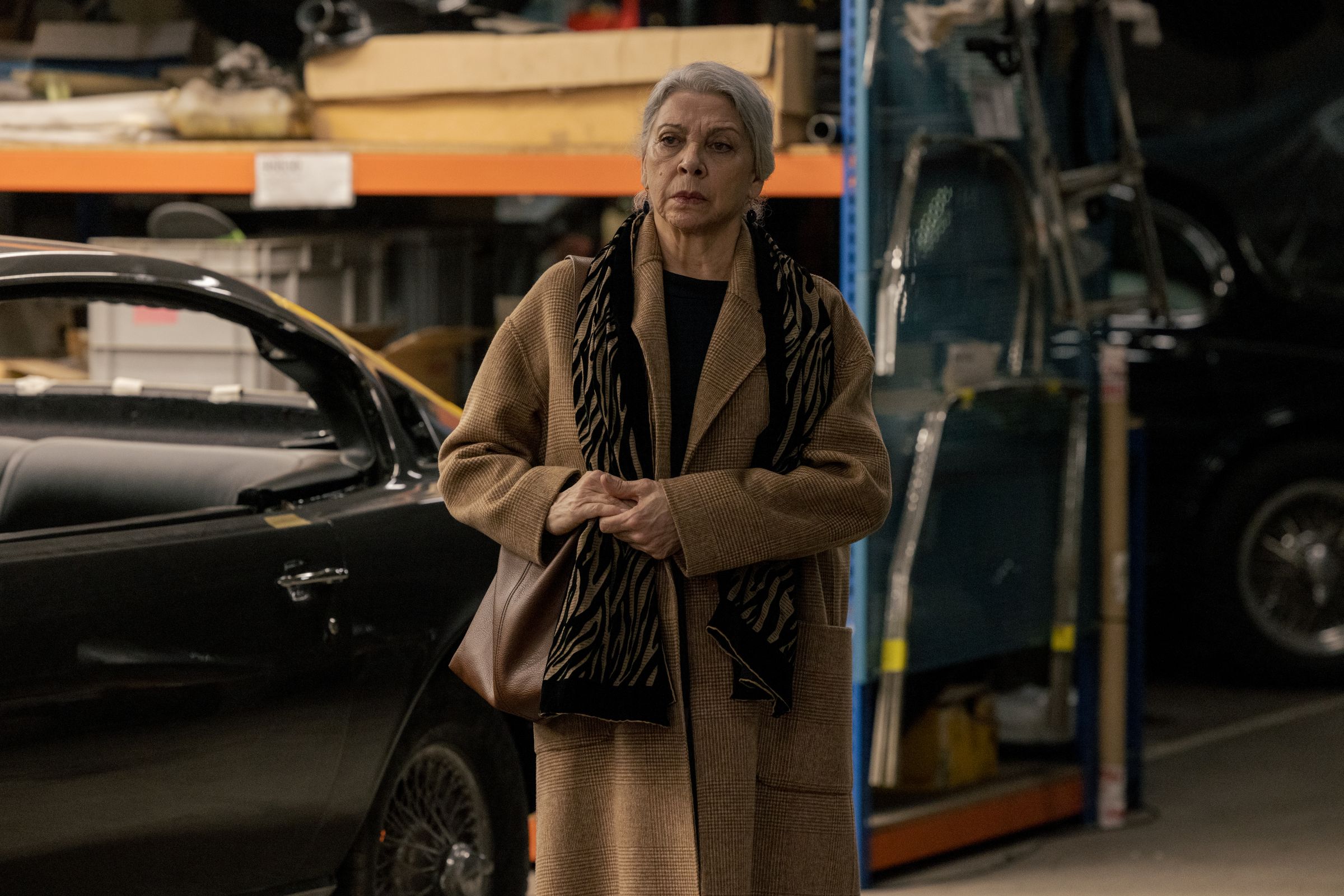 Kiti Mánver in una scena di Due Tombe. 