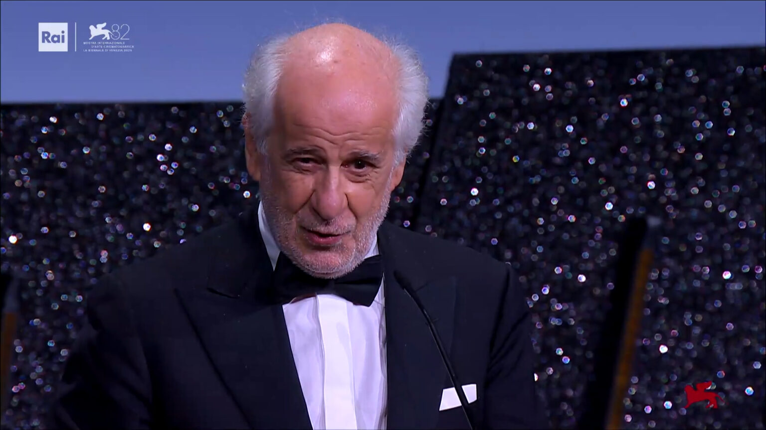 Toni Servillo durante la cerimonia di premiazione a Venezia 2025