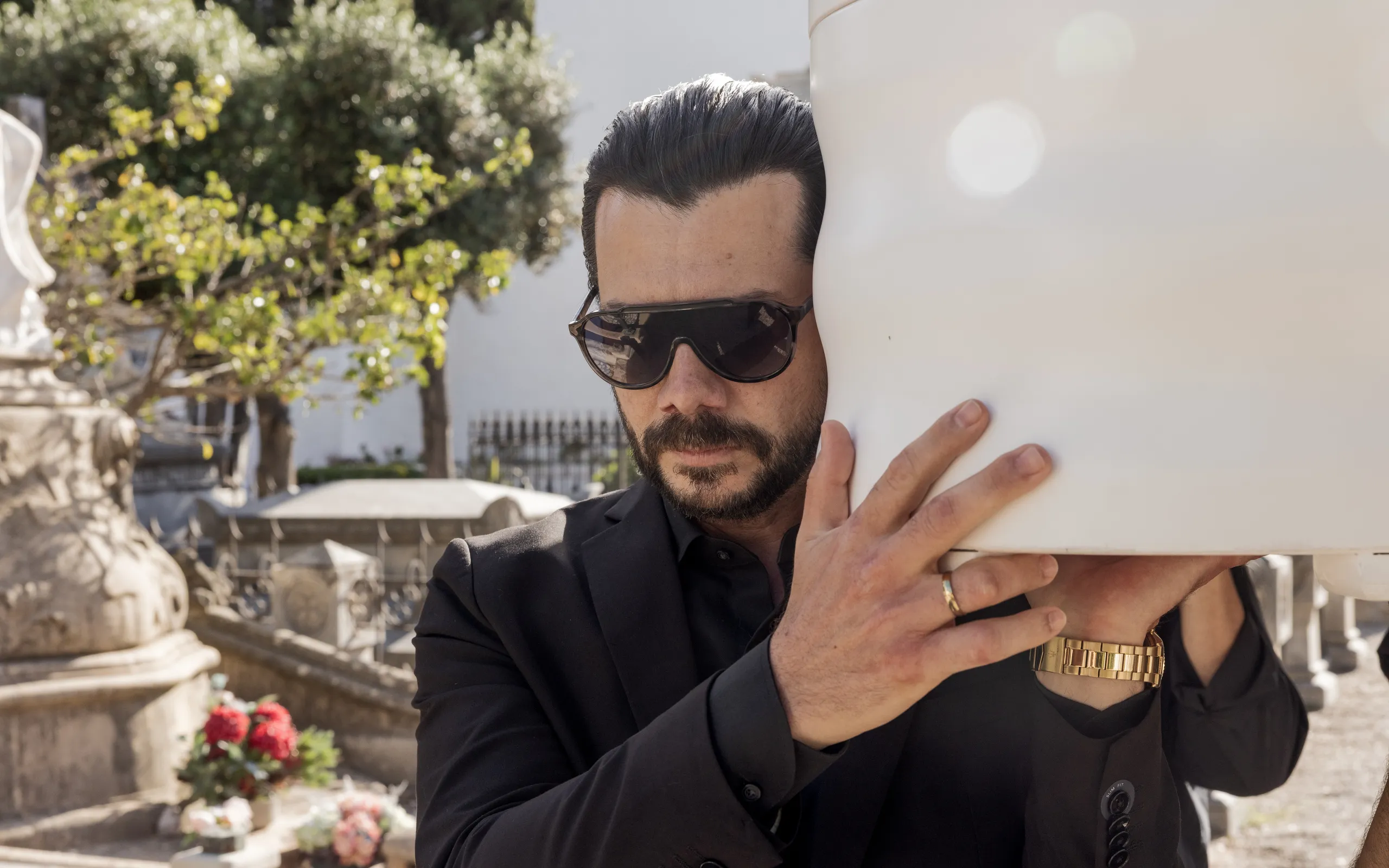 Álvaro Morte in una scena di Due Tombe.