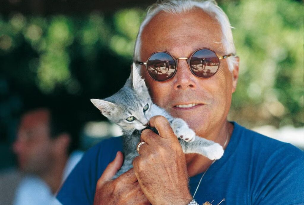 Giorgio Armani, la malattia a giugno e la promessa mai mantenuta: “Ci vediamo a settembre” Giorgio Armani