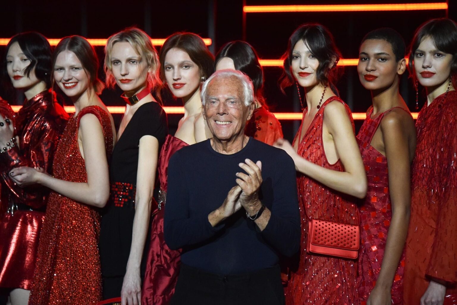 Giorgio Armani con le modelle
