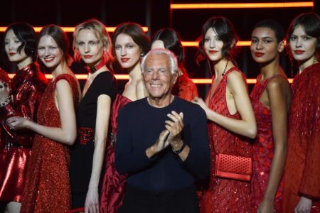 Giorgio Armani con le modelle