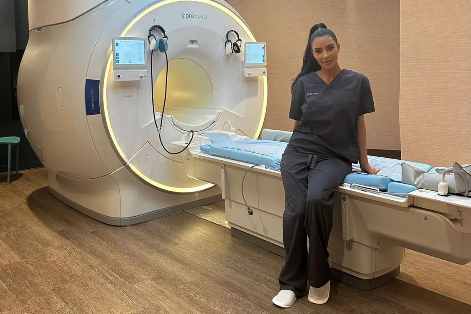 Kim Kardashian con un macchinario MRI