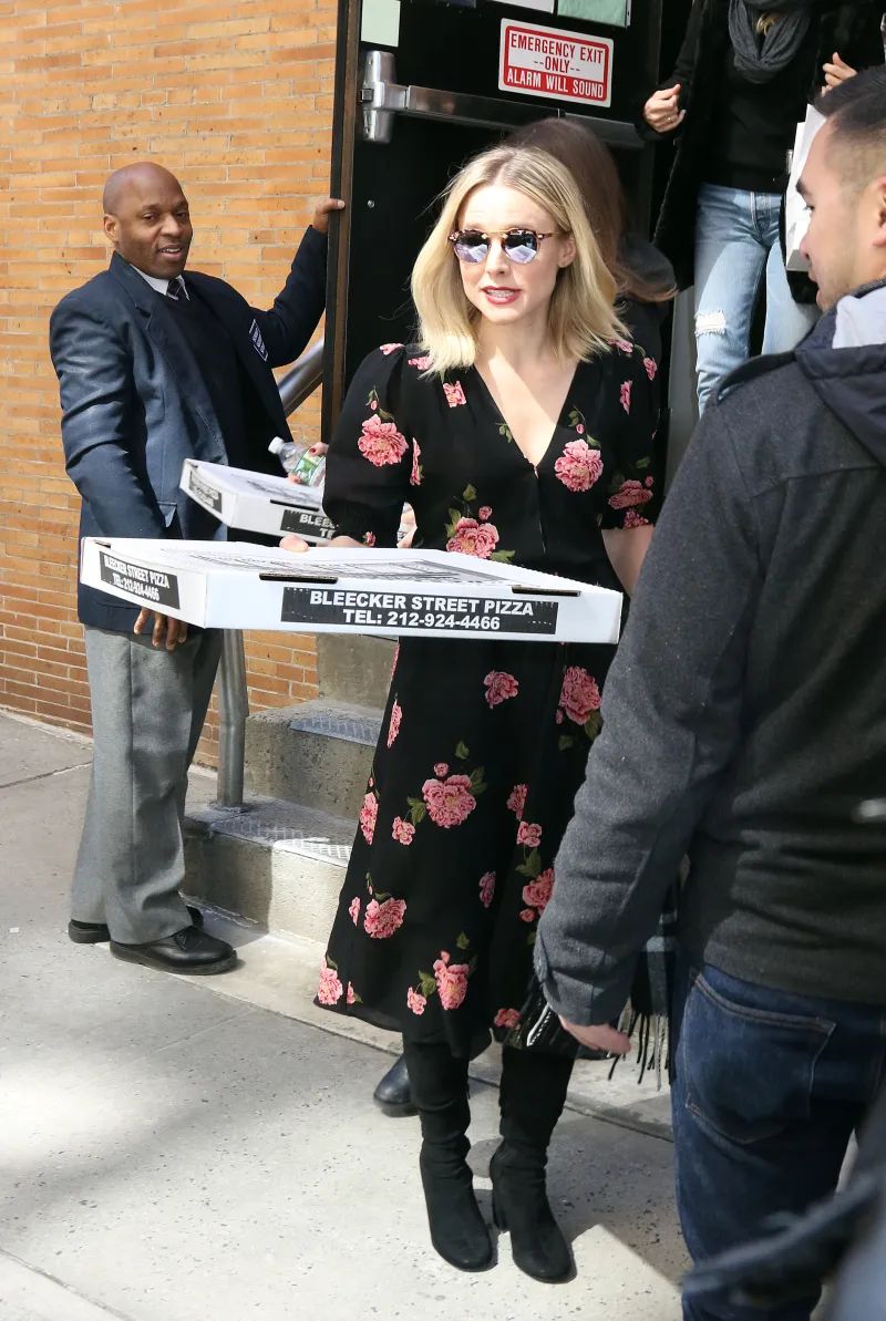 Kristen Bell con una pizza in mano