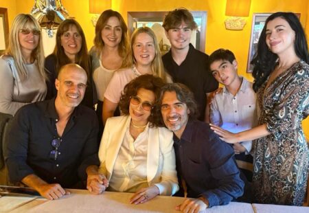 Sophia Loren festeggia 91 anni con i figli e le nipoti Mussolini