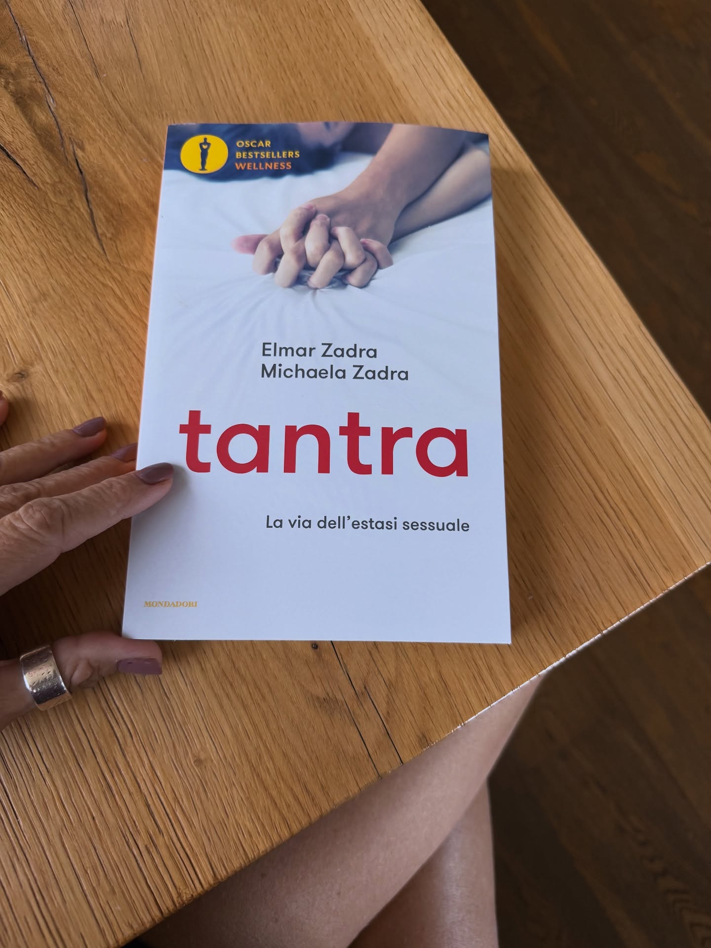 Il libro Tantra mostrato da Marina La Rosa in un post