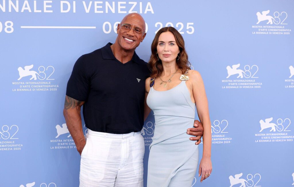 The Rock a Venezia 2025 racconta la trasformazione in Mark Kerr (e ricorda suo padre) Emily Blunt e The Rock a Venezia 2025