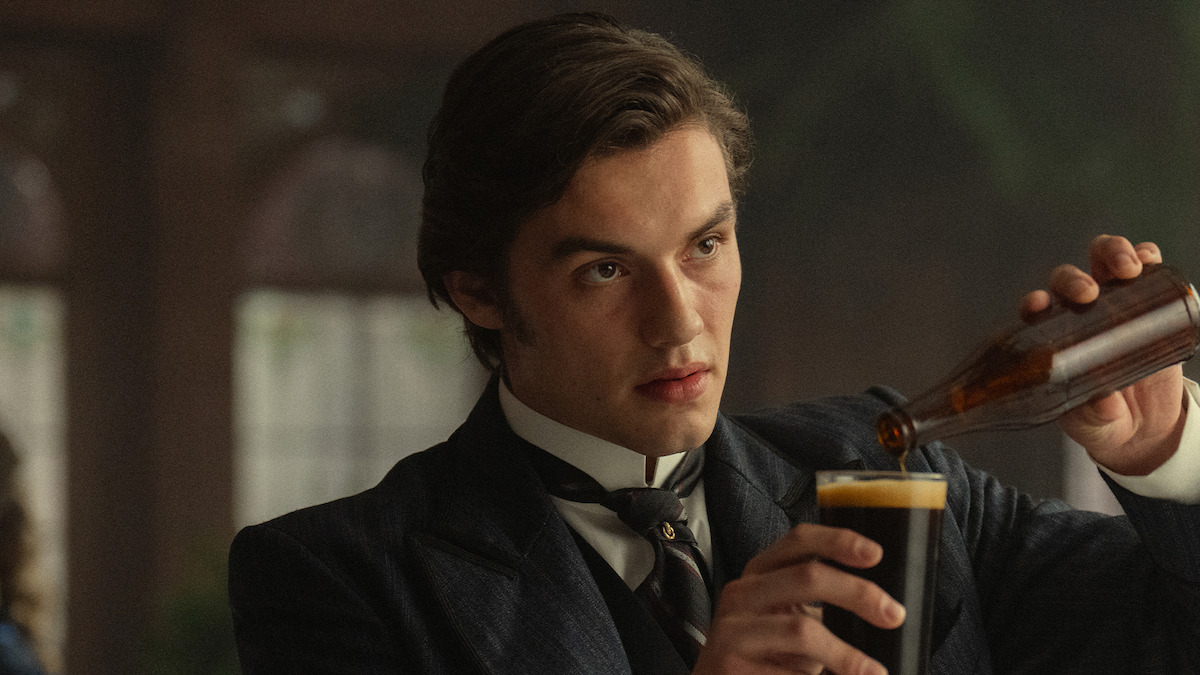 Louis Partridge in una scena di House of Guinness. 