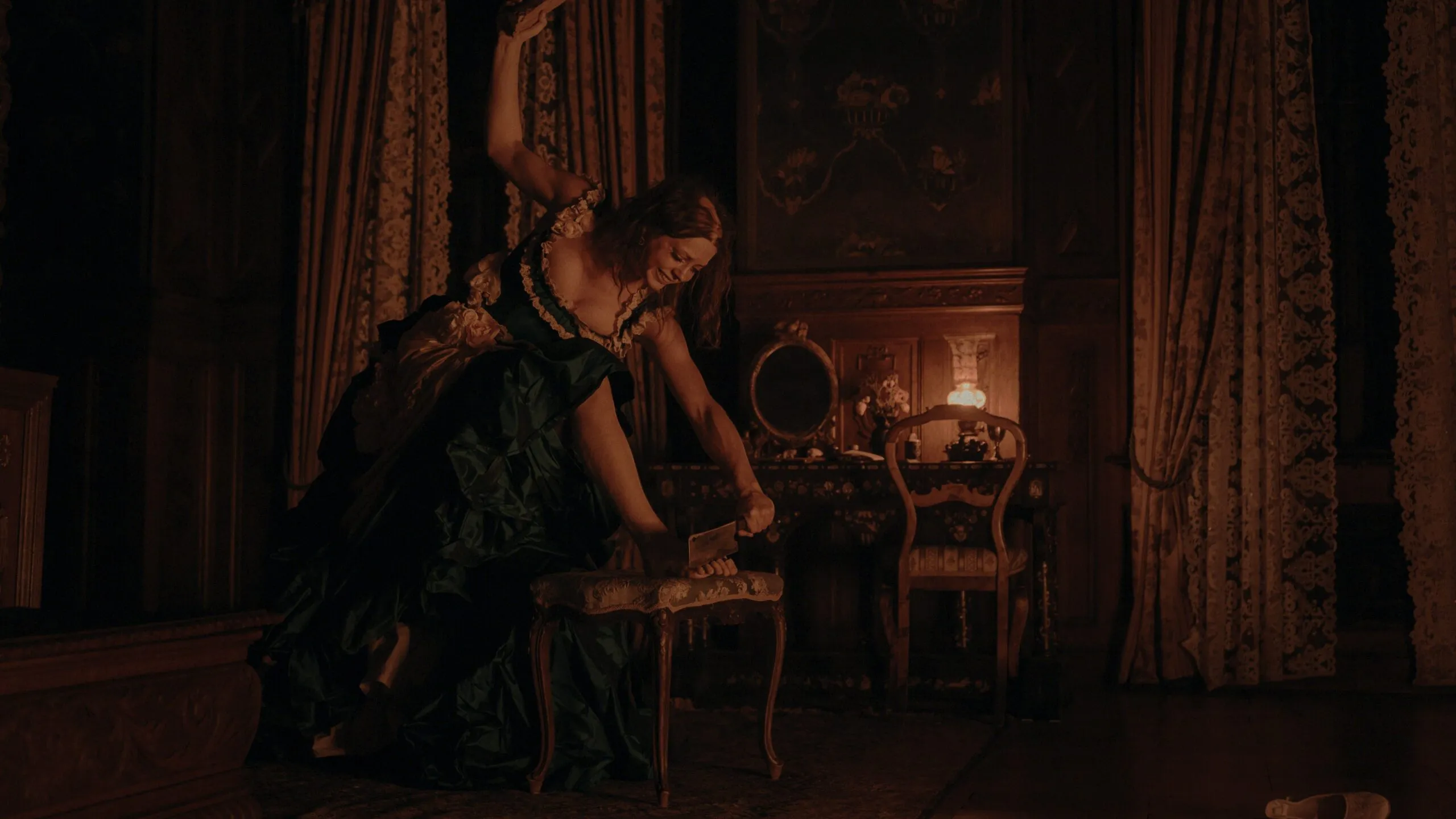 Una scena di The Ugly Stepsister. 