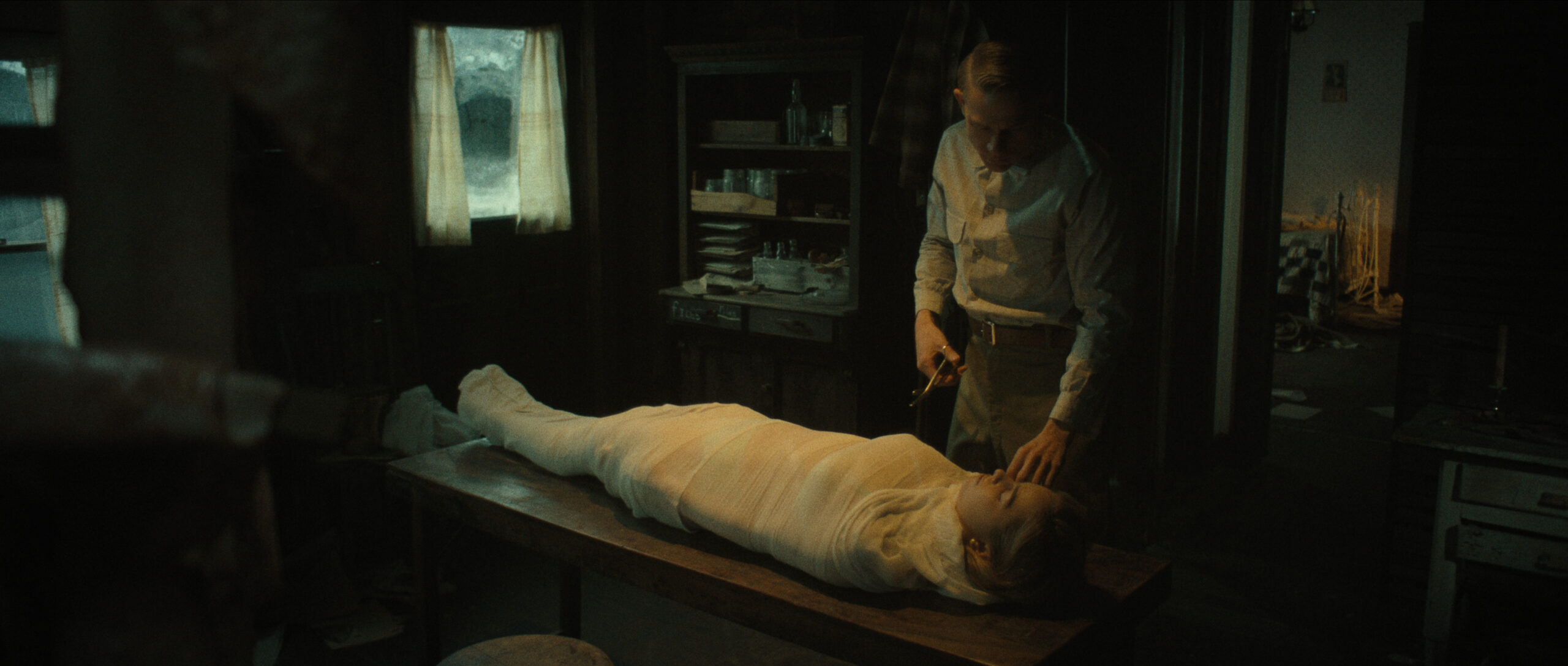 Una scena di Monster: La storia di Ed Gein (fonte: Netflix)