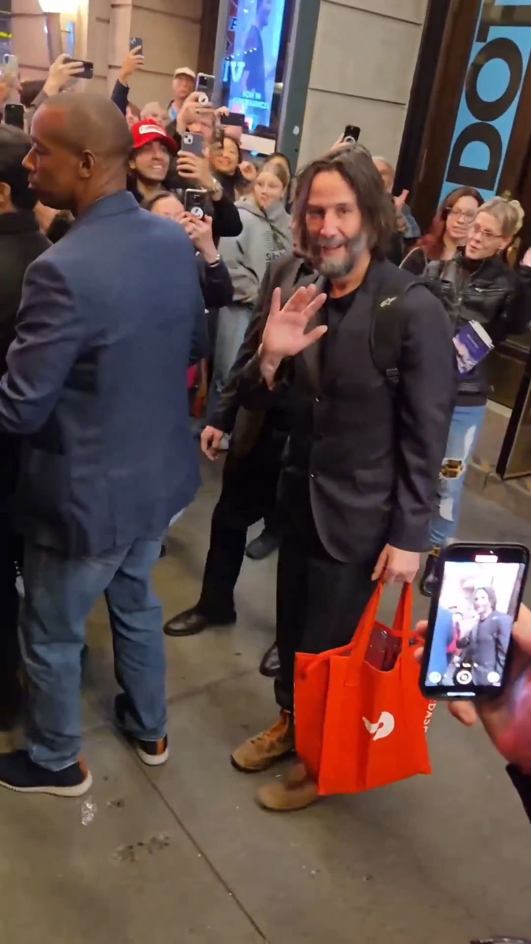 Keanu Reeves all'uscita dell'Hudson Teathre (fonte: video di The Project)