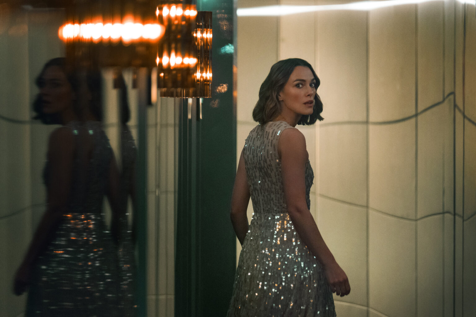 La donna della cabina numero 10, la recensione: Un viaggio tra lusso e paranoia Una scena de La donna della cabina numero 10 (fonte: Netflix)