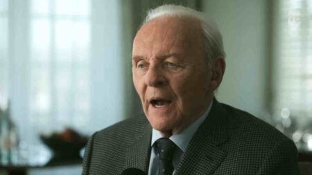 “Ero ubriaco al volante”: Anthony Hopkins svela quando ha capito di essere alcolista (e come si è salvato) Anthony Hopkins nel podcast The Interview