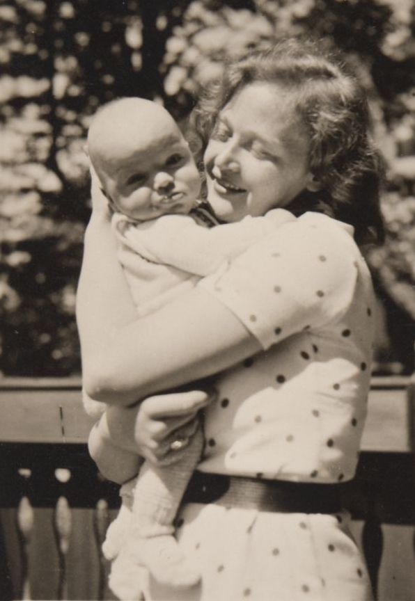 Ilse Koch con suo figlio Artwin a Buchenwald