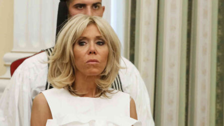 Sostenevano che Brigitte Macron fosse un uomo: 10 imputati a processo a Parigi per cyberbullismo Brigitte Macron