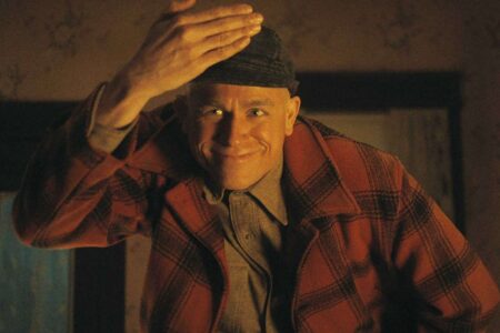 Charlie Hunnam è Ed Gein in Monster, su Netflix