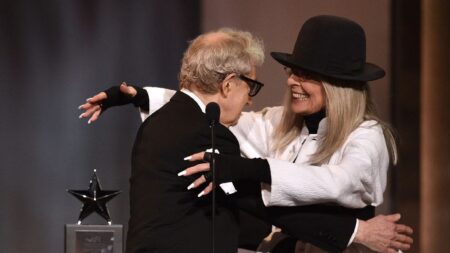 Diane Keaton abbraccia Woody Allen