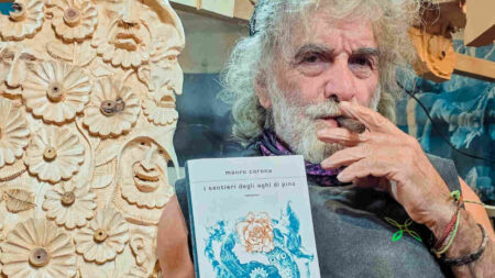 Mauro Corona furioso con Mondadori, il motivo è questo errore tecnico nell’ultimo libro Mauro Corona con il suo ultimo libro, I sentieri degli aghi di pino