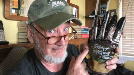 Freddy Krueger testimone di nozze di due fan di Nightmare: il motivo commovente legato al padre dello sposo Robert Englund con il guanto di Freddy Krueger di Nightmare