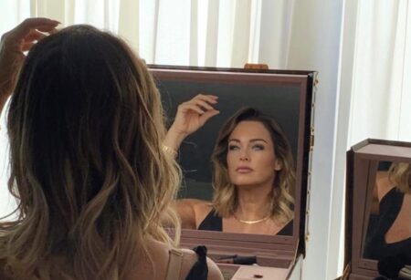 Sonia Bruganelli davanti allo specchio