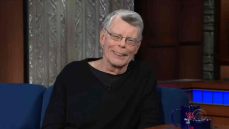 Stephen King racconta l’incontro più surreale della sua vita: un clown sull’aereo Stephen King