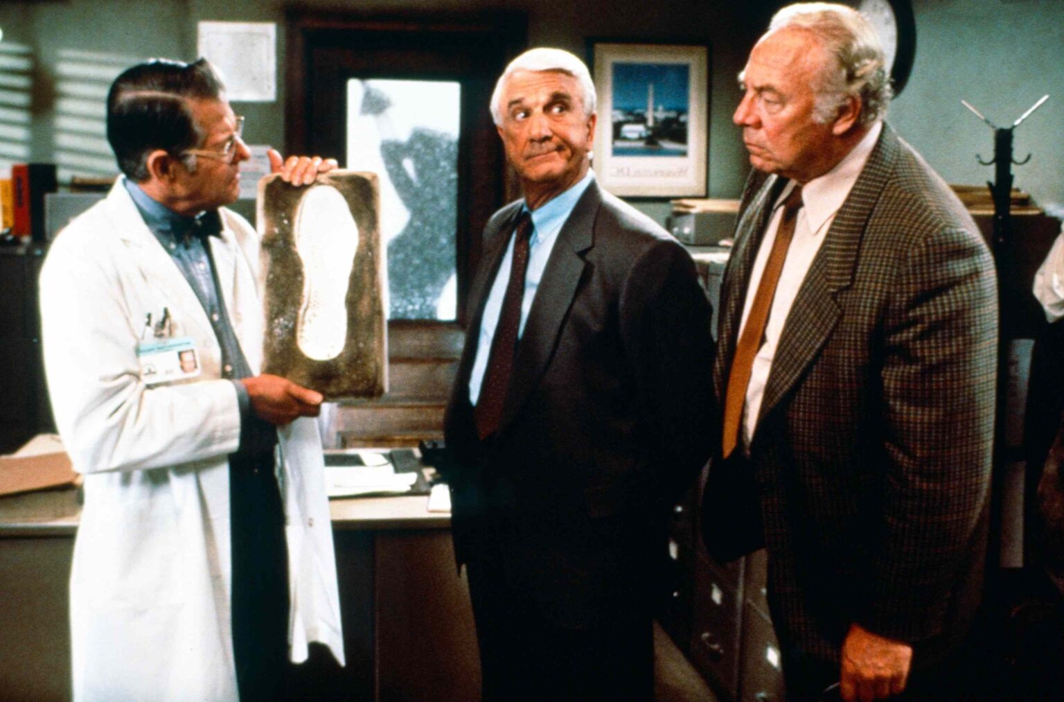 Ed Williams, Leslie Nielsen e George Kennedy in Una pallottola spuntata