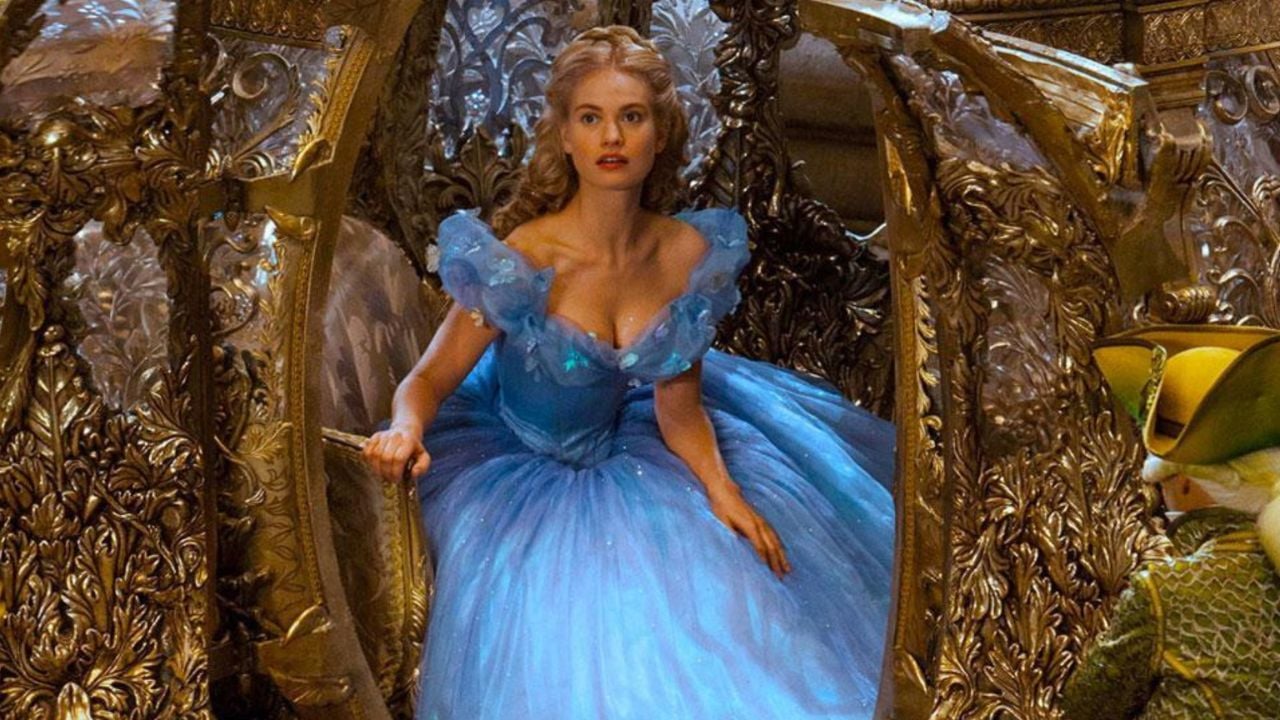 Lily James nei panni di Cenerentola.