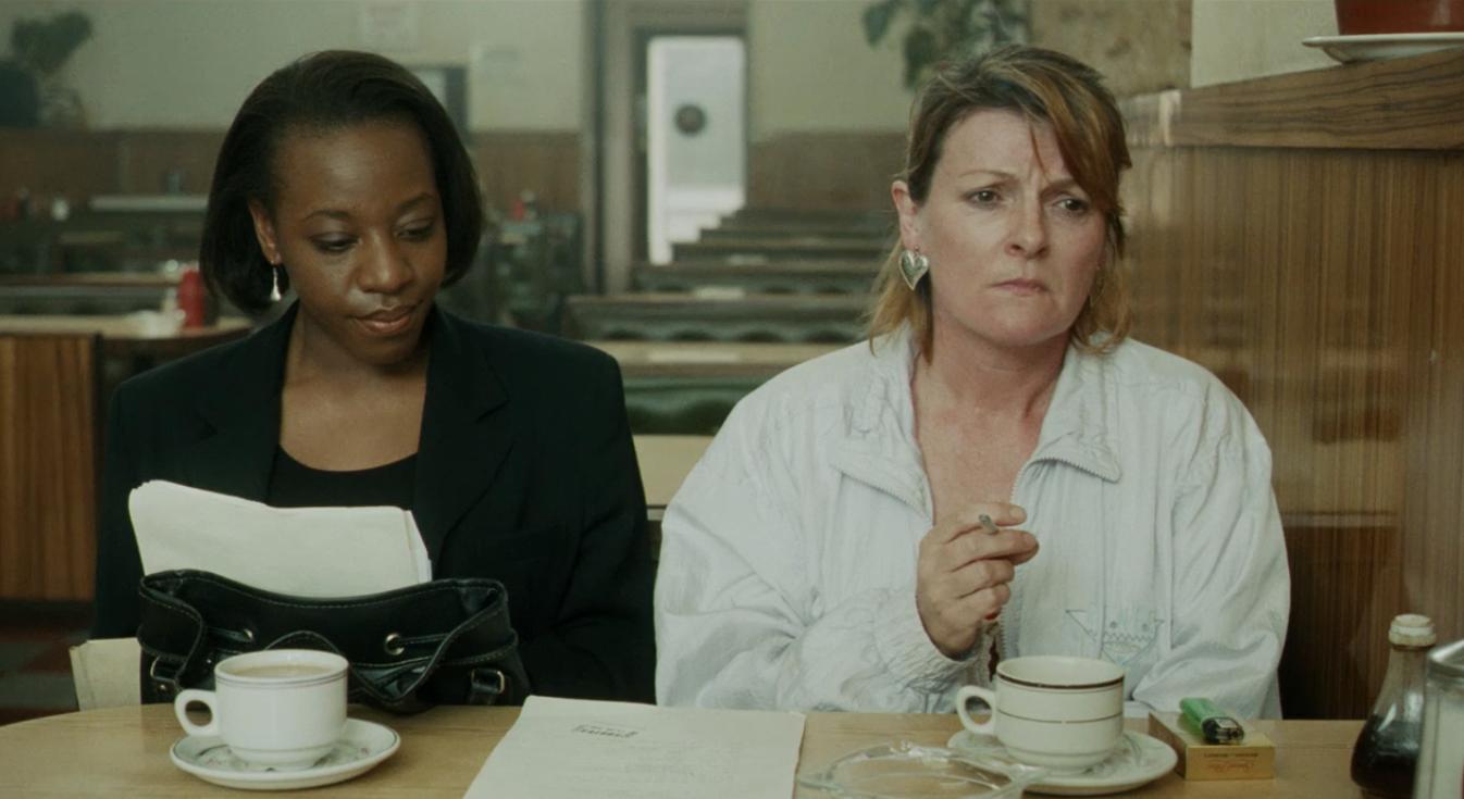 Brenda Blethyn e Marianne Jean Baptiste in Segreti e bugie.