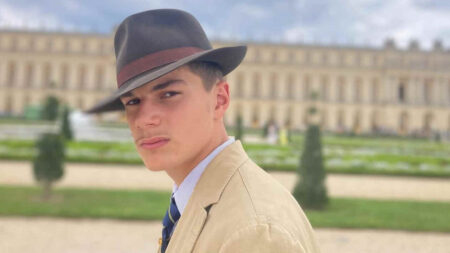Chi è l’uomo col cappello Fedora fotografato davanti al Louvre dopo il furto (e perché si veste SEMPRE così) Pedro Elias Garzon Delvaux - l'uomo col Fedora del Louvre