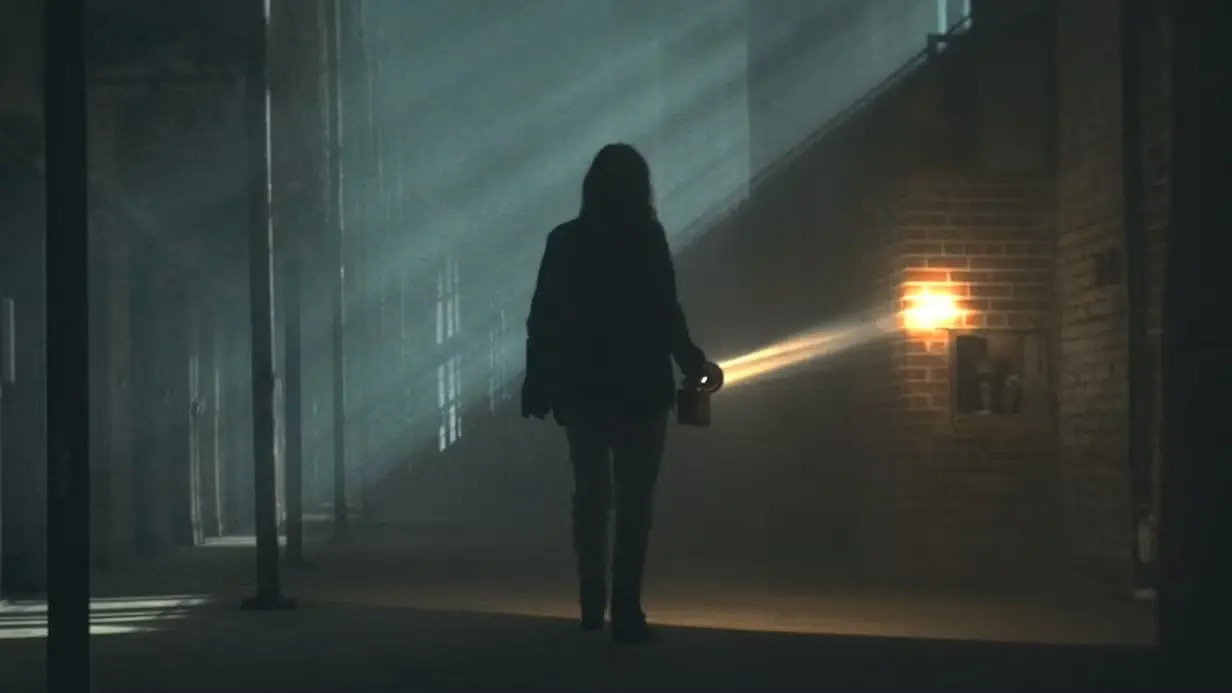 Una scena di Shelby Oaks - Il covo del male.