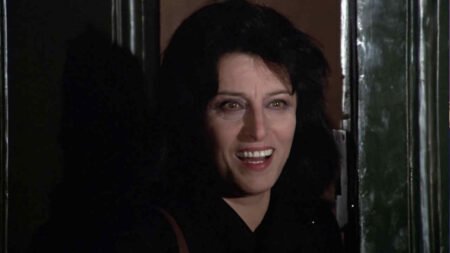 Quando Anna Magnani tirò gli spaghetti in faccia a Rossellini: aveva capito ciò che lui le nascondeva Anna Magnani in "Roma" di Fellini