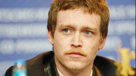 Di che malattia soffre Caleb Landry Jones, il nuovo Dracula: “Mi impediva di fare cose normali” Caleb Landry Jones