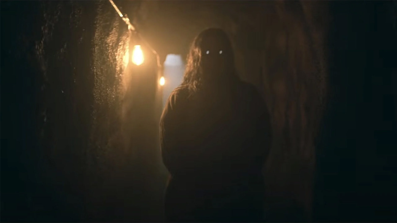 Una scena di Shelby Oaks - Il covo del male.