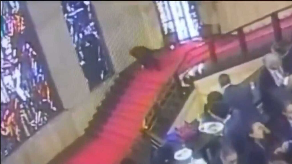 Il video di Emanuele Cani che cade sulla vetrata di Mario Sironi