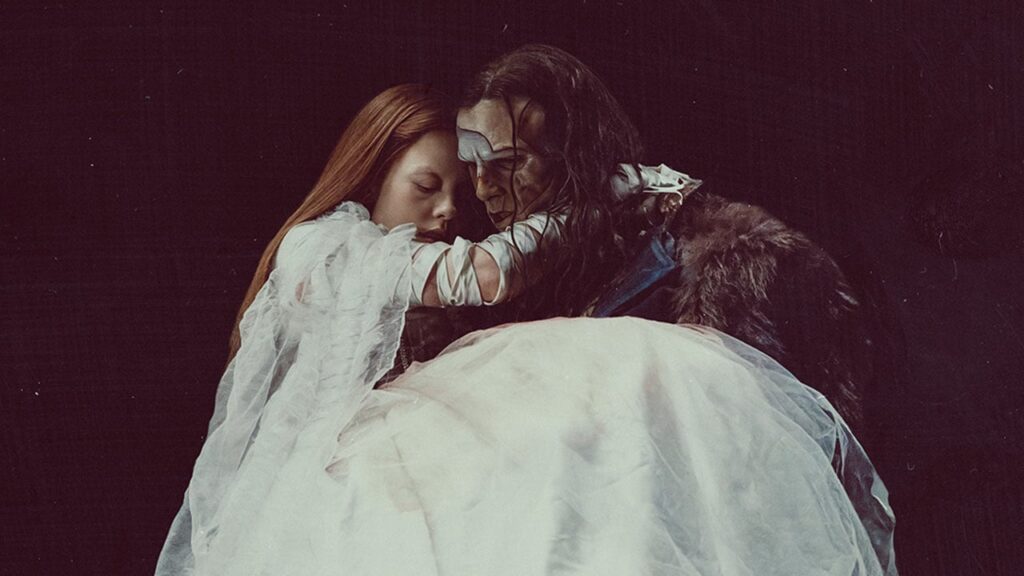 Elizabeth Lavenza e la rinascita del mito: come Guillermo del Toro ha cambiato il cuore di Frankenstein Una scena di Frankenstein (fonte: Netflix)