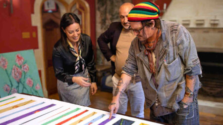 Johnny Depp vende i suoi quadri a Milano: ecco le sue opere in galleria (e quanto costano) Johnny Depp nella galleria milanese Deodato Arte