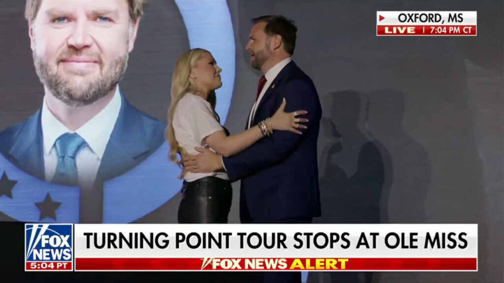 La moglie di Charlie Kirk rompe il silenzio sull’abbraccio con JD Vance: cosa si sono detti davvero Erika Kirk e JD Vance