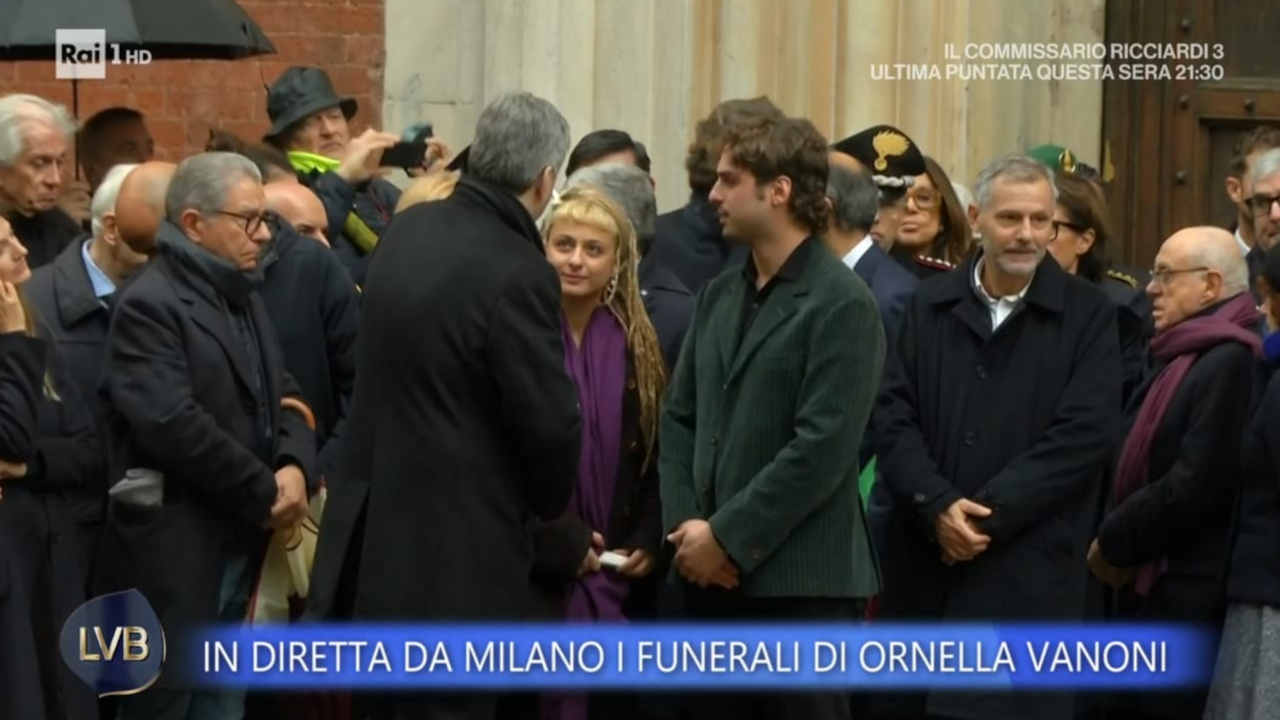 Matteo e Camilla Ardenzi ai funerali di Ornella Vanoni