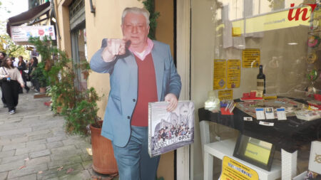 Il cartonato di Pietro Pacciani che sorregge una confezione di Merendopoli [fonte canale YT Lucca in Diretta]