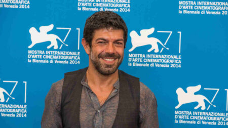 Perché Favino ha una cicatrice sull’anulare? C’entra Gassman Pierfrancesco Favino