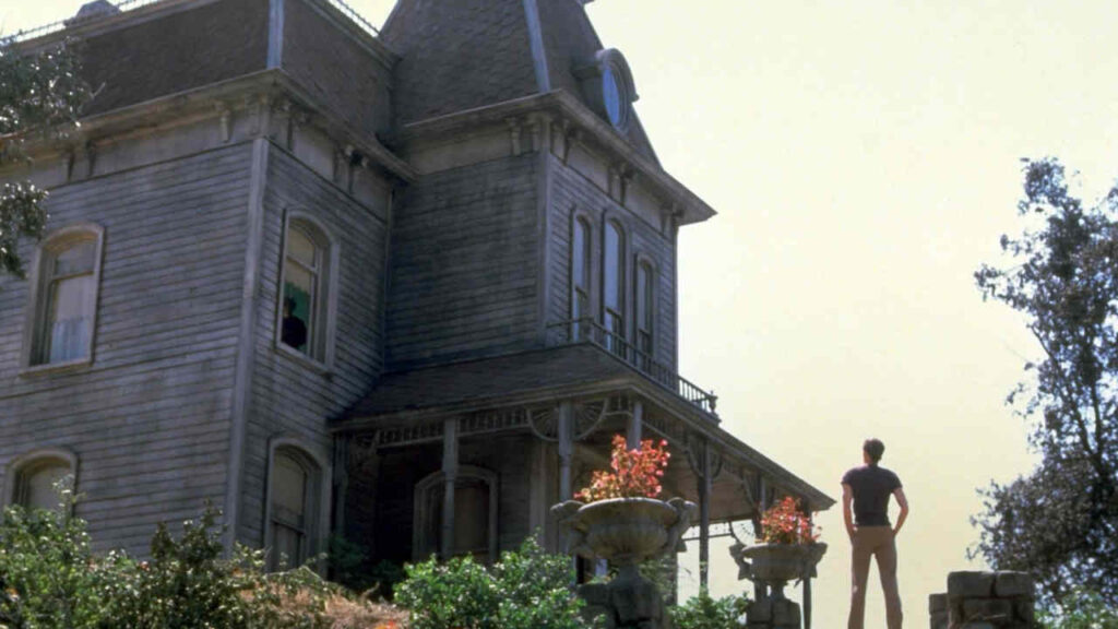 Uomo nasconde il cadavere della madre e si traveste come lei: a Mantova la storia choc che ricorda Psycho Una scena di Psycho II