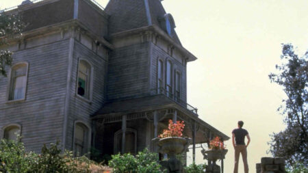 Uomo nasconde il cadavere della madre e si traveste come lei: a Mantova la storia choc che ricorda Psycho Una scena di Psycho II