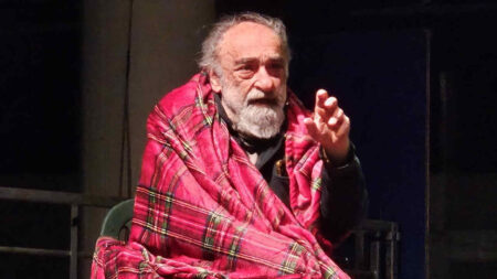 Arezzo, spettacolo al gelo: il pubblico passa una coperta ad Alessandro Haber sul palco Alessandro Haber