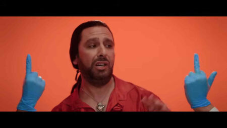Checco Zalone nel videoclip Prostata Enflamada