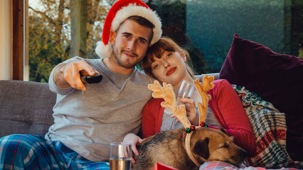 famiglia a Natale davanti alla tv