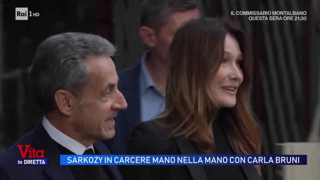 Sarkozy e Carla Bruni, il primo incontro in carcere: “Era bianca in volto” e poi è scoppiata a ridere Nicolas Sarkozy e Carla Bruni