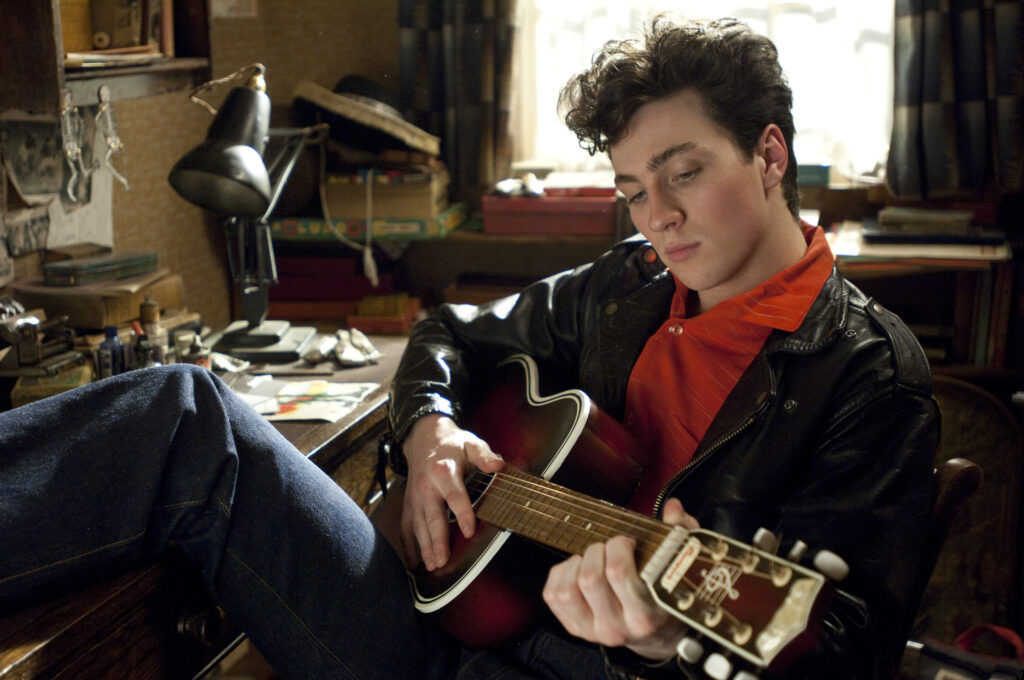 Aaron Taylor-Johnson in una scena del film Nowhere Boy.